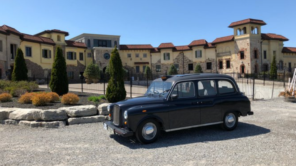 Wine tour in Ontario with a private English classic cab